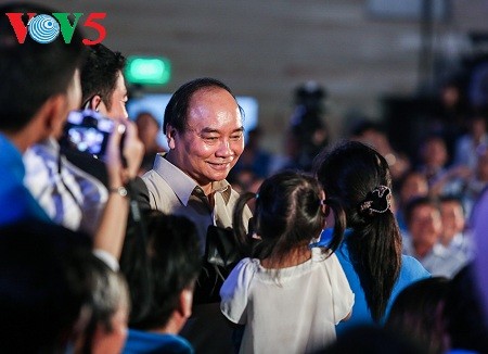 Thủ tướng Nguyễn Xuân Phúc: Quan tâm đến người lao động bằng giải pháp việc làm - ảnh 3